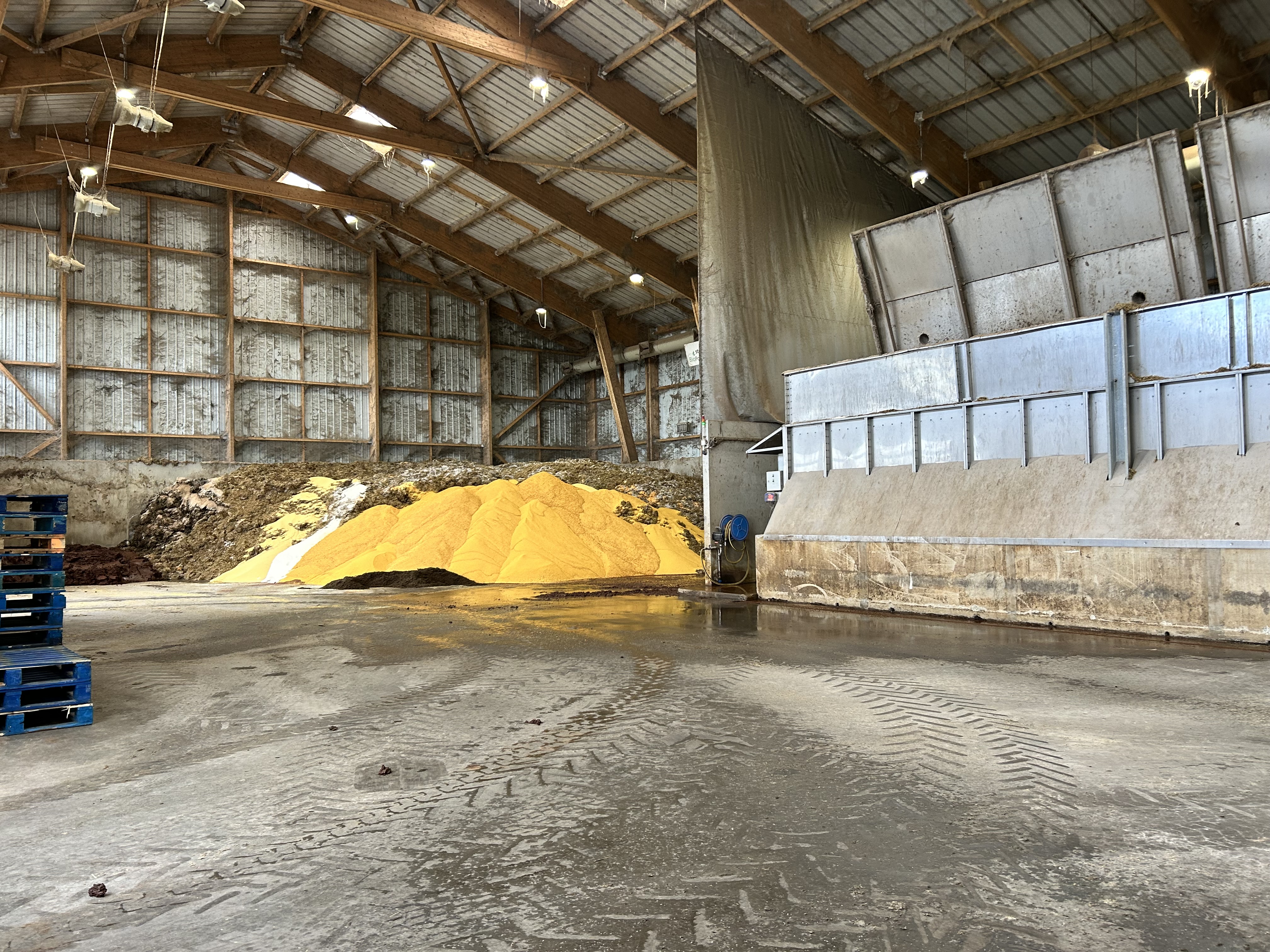 Hala w której magazynowane są substraty