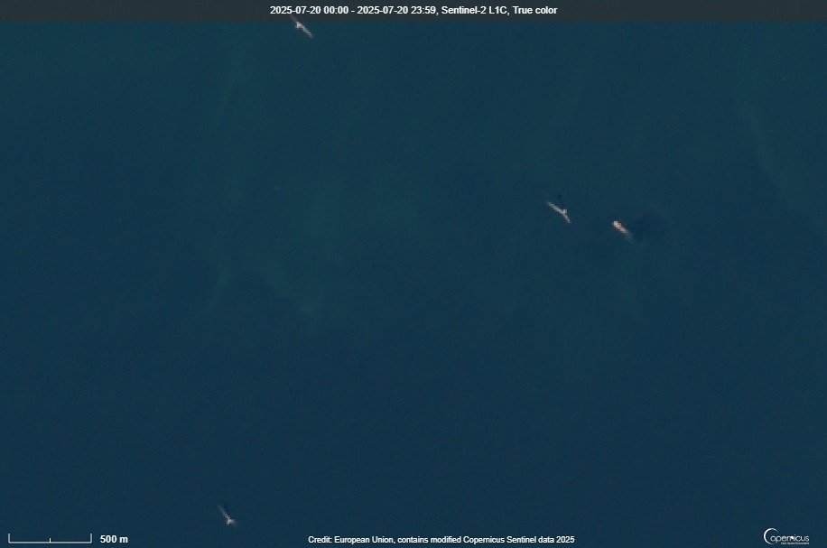 Zdjęcie satelitarne, widoczne wyraźnie trzy wiatraki morskiej farmy wiatrowej Baltic Power